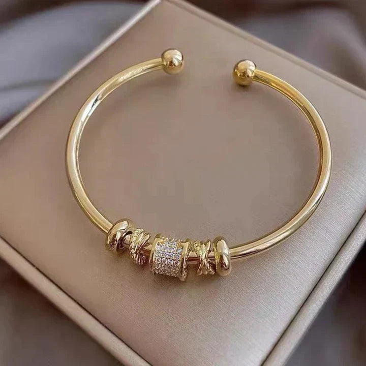 Bracelet ajustable élégant avec de charms dorés sophistiqués