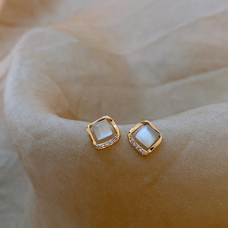 Boucles d'oreilles élégantes hautes avec cristal de lune doré pour une brillance exceptionnelle