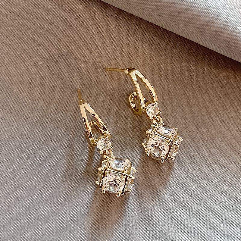 Boucles d'oreilles élégantes et volumineuses avec zircones en or - un accessoire exceptionnel pour toutes les tenues