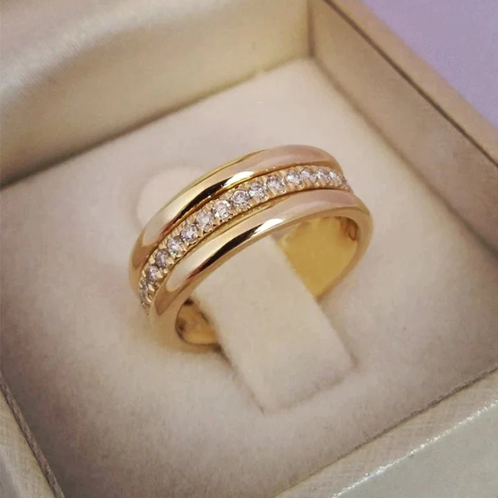 Bague vintage élégante avec zirconia encadrée pour un style raffiné