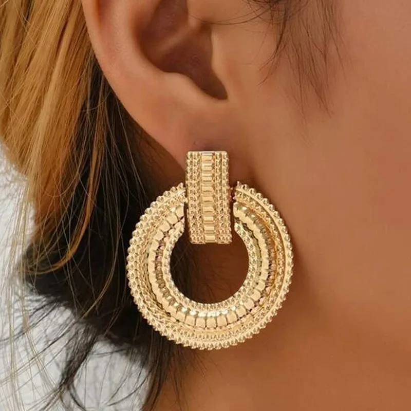 Grandes boucles d'oreilles dorées de style mandala avec motif ajouré