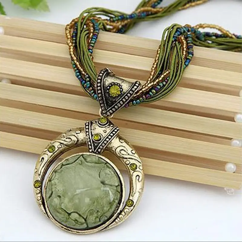 Collier élégant vert et doré pour un style unique