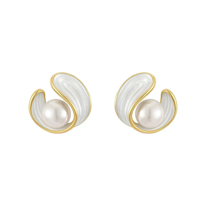 Boucles d'oreilles en perles de luxe avec opale blanche et finitions en or