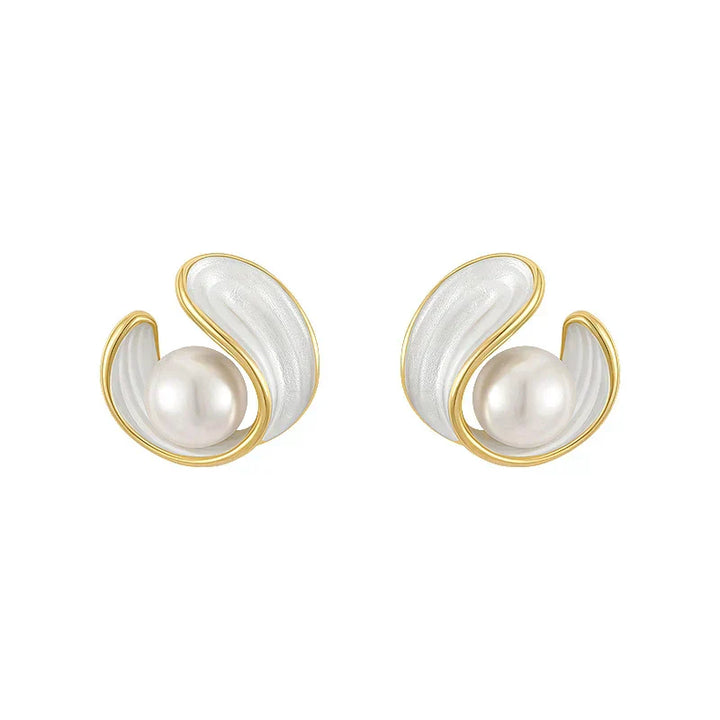 Boucles d'oreilles en opale blanche élégante et perle avec finition en or luxueuse