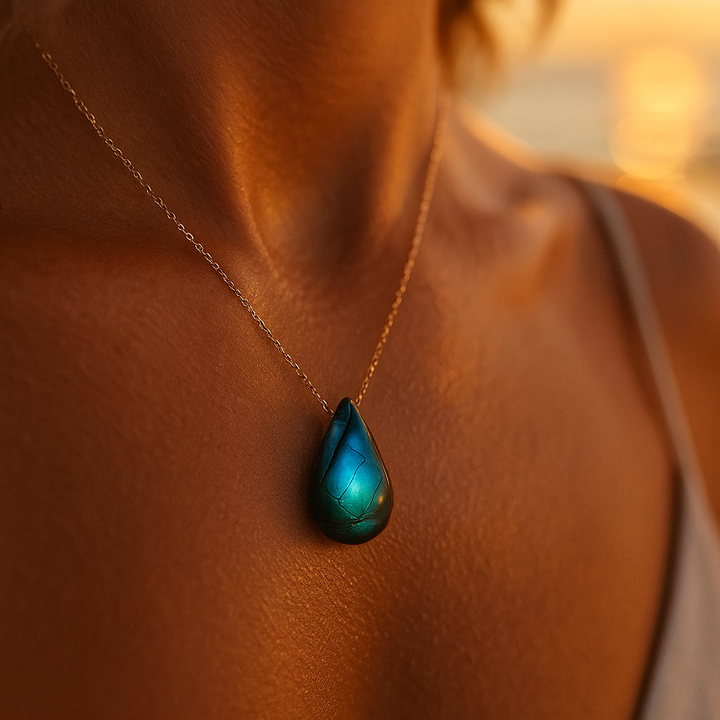 Collier Élégant en Labradorite avec Charmante Goutte Marine