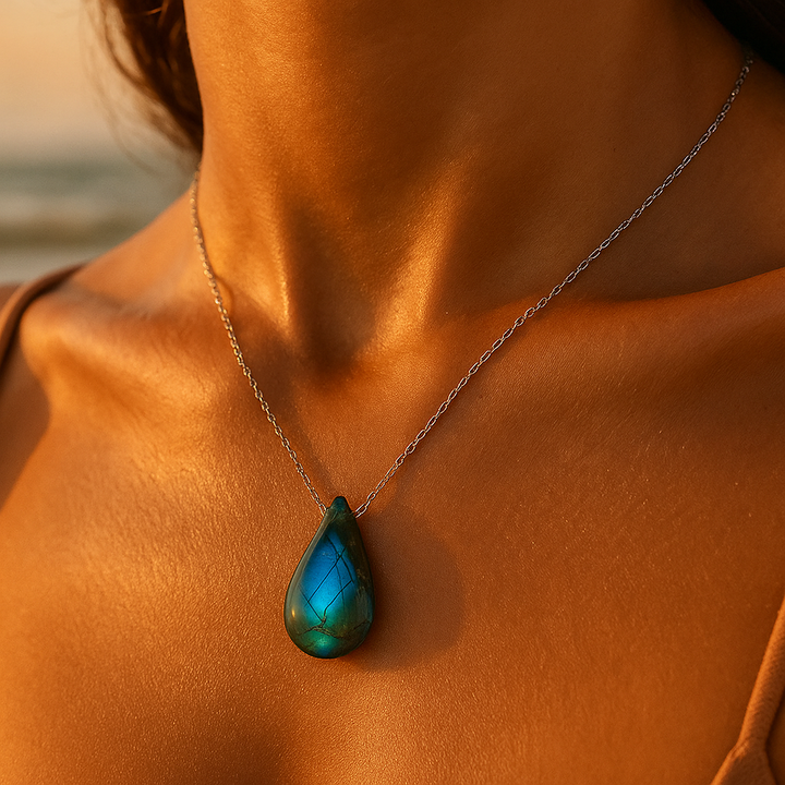 Collier Élégant en Labradorite avec Charmante Goutte Marine