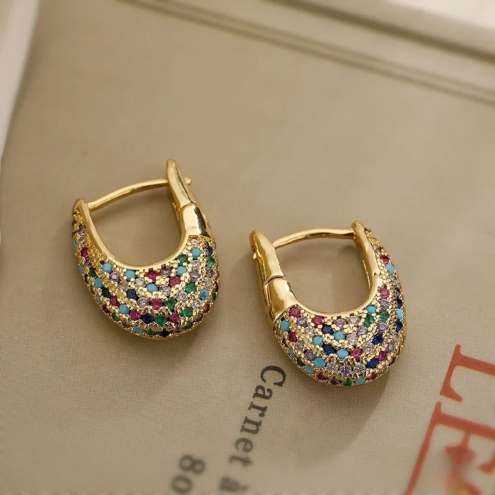 Boucles d'oreilles élégantes en cristal coloré incrusté, à la fois à la mode et éblouissantes