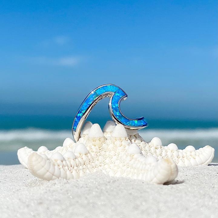 Bague Élégante Vague Marine avec Opale et Design en Argent