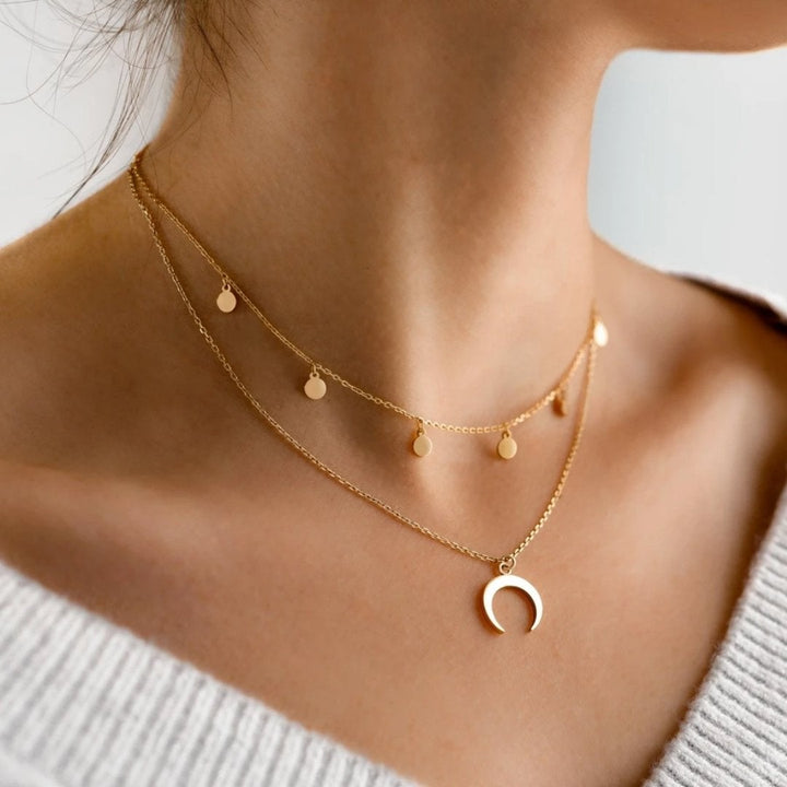 Collier doré exclusif avec un motif de lune délicat