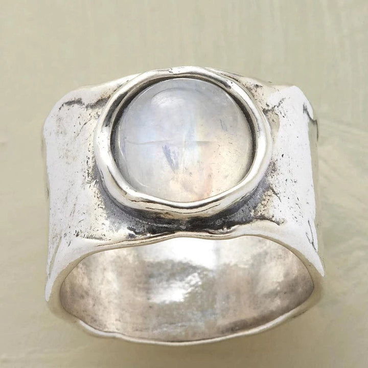 Bague en argent avec pierre de lune lumineuse élégante pour une touche de charme mystique