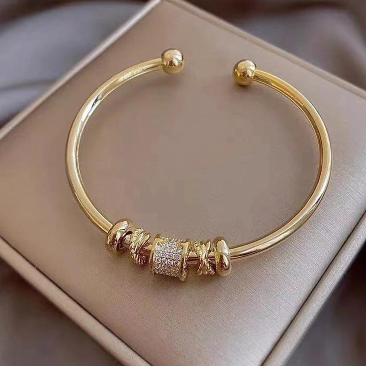 Bracelet ajustable avec charms en or pour une touche d'élégance
