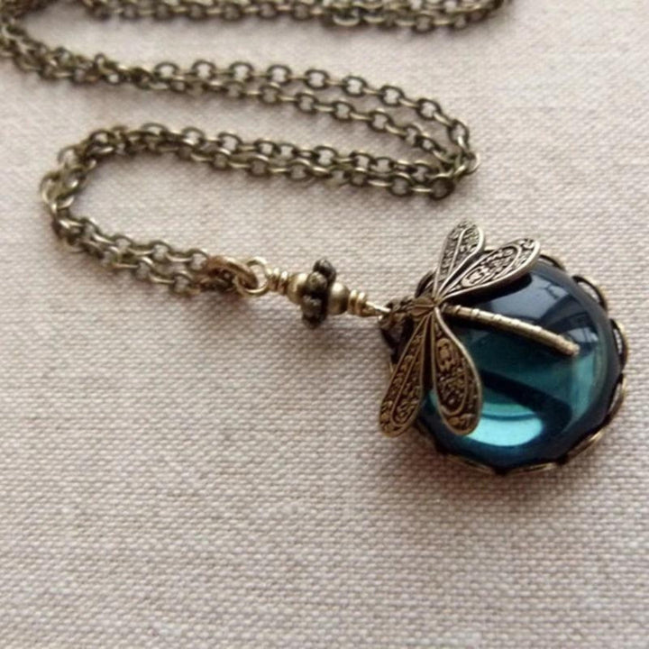 Collier vintage avec libellule élégante