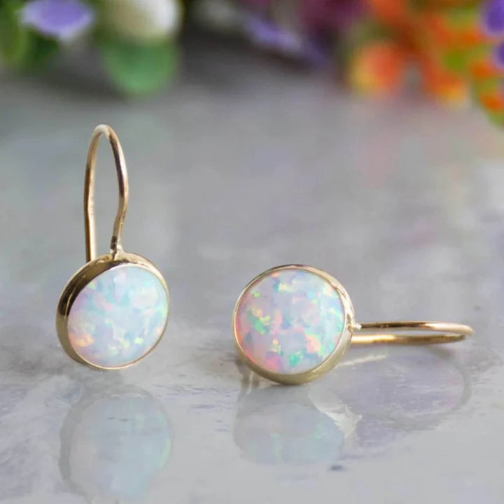 Boucles d'oreilles en or intemporel avec opales blanches pour une brillance élégante