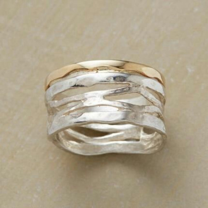 Éblouissement Infini : Bague en or et en argent avec éléments creux
