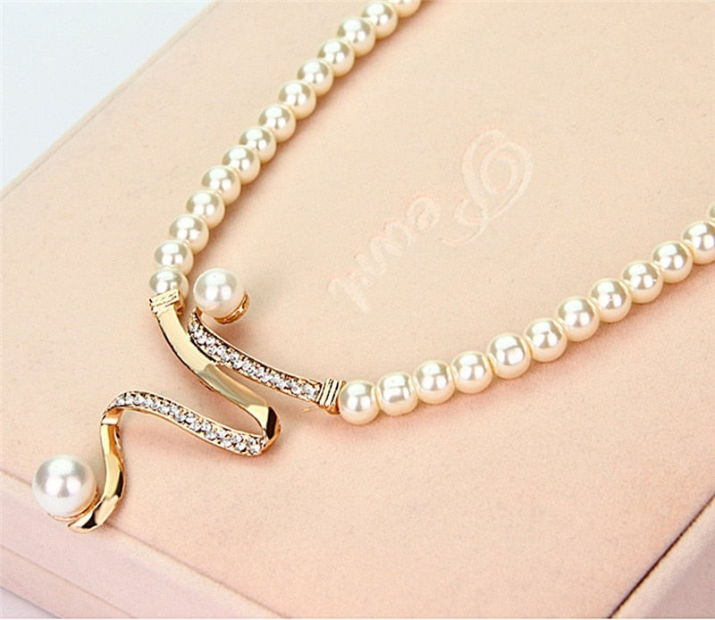 Ensemble de collier et boucles d'oreilles en perles naturelles exclusives
