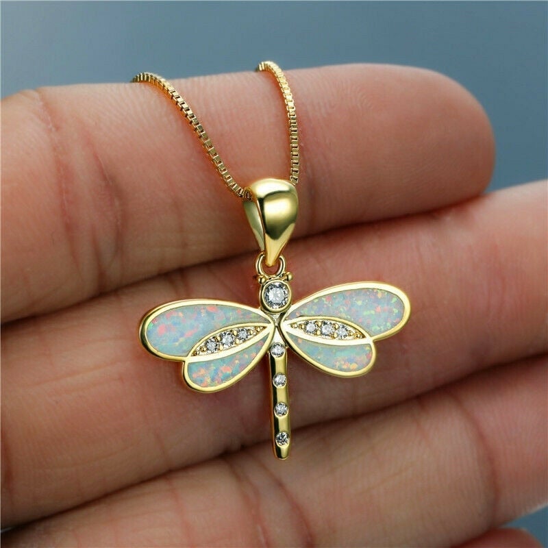 Collier Élégant avec Libellule Dorée et Opale Éblouissante
