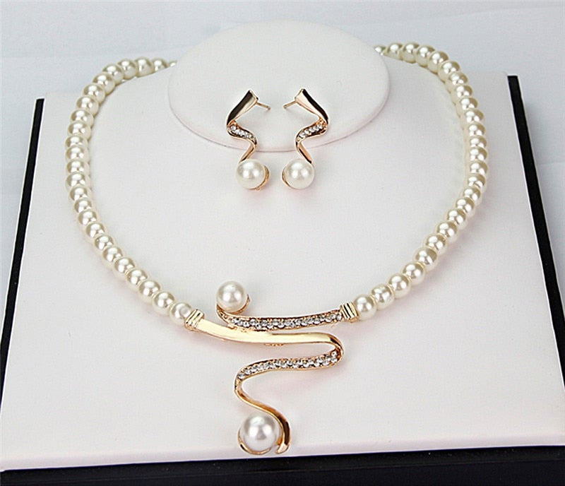 Ensemble de collier et boucles d'oreilles en perles naturelles exclusives