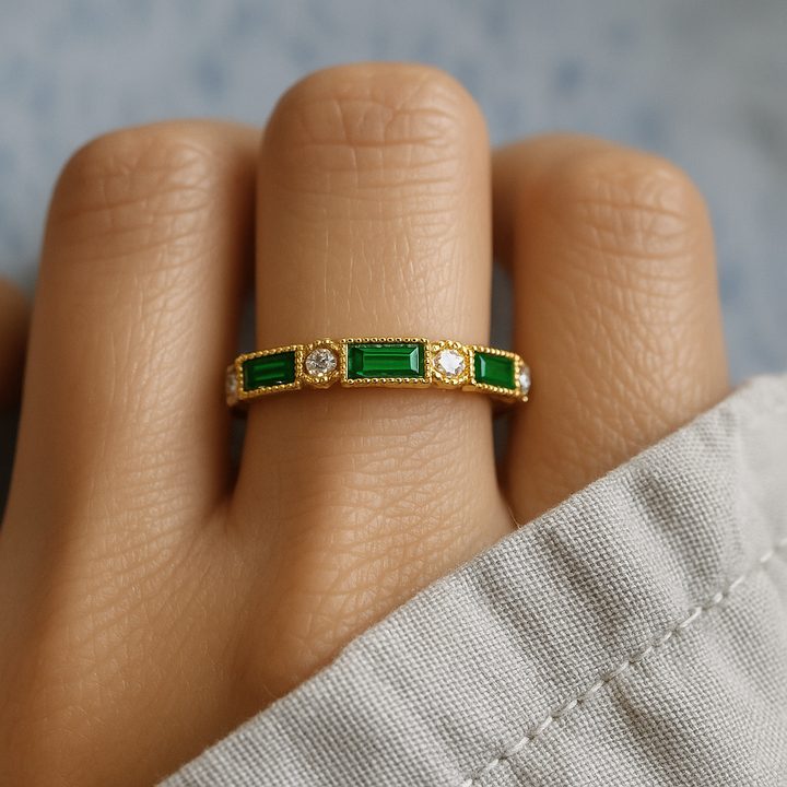 Alex – Anneau en or avec zirconium incrusté vert élégant