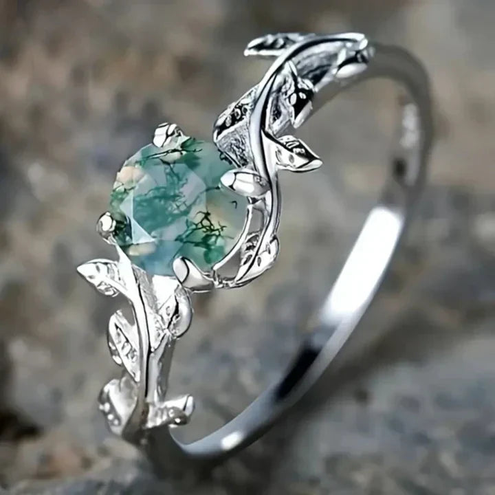 Bague exclusive avec pierres précieuses vertes brillantes