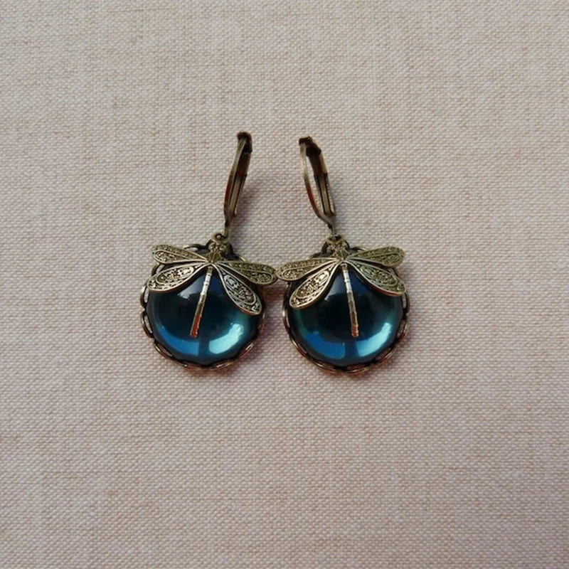Boucles d'oreilles en or antique avec libellule