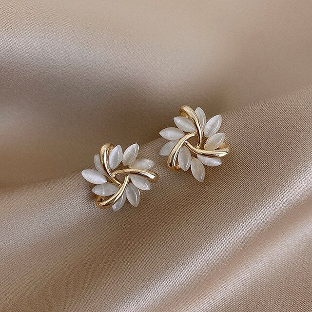 Boucles d'oreilles blanches exclusives en opale dans une élégante finition en or