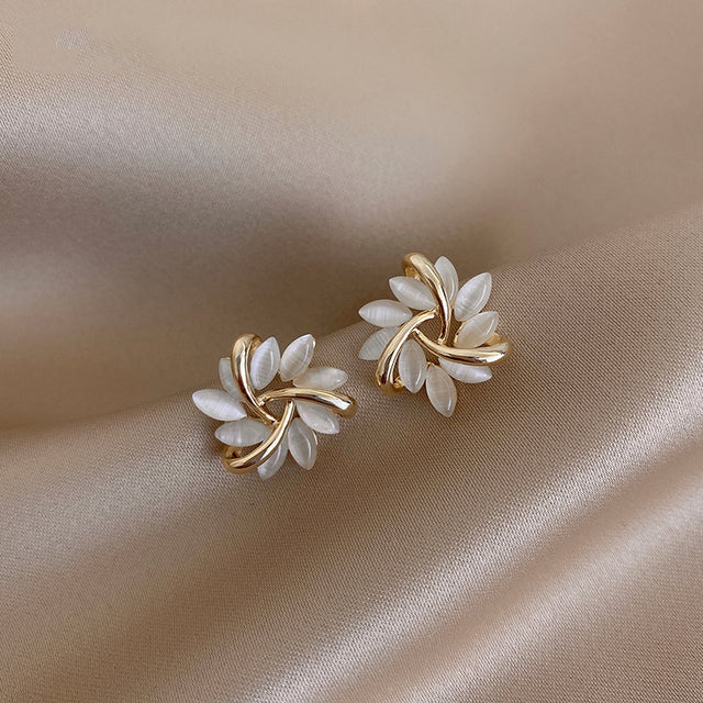Boucles d'oreilles en cercle élégantes avec des pétales d'opale dorés