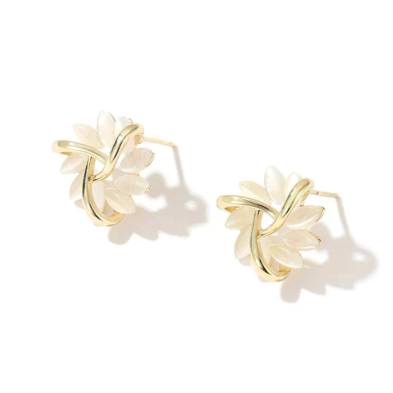 Boucles d'oreilles en cercle élégantes avec des pétales d'opale dorés
