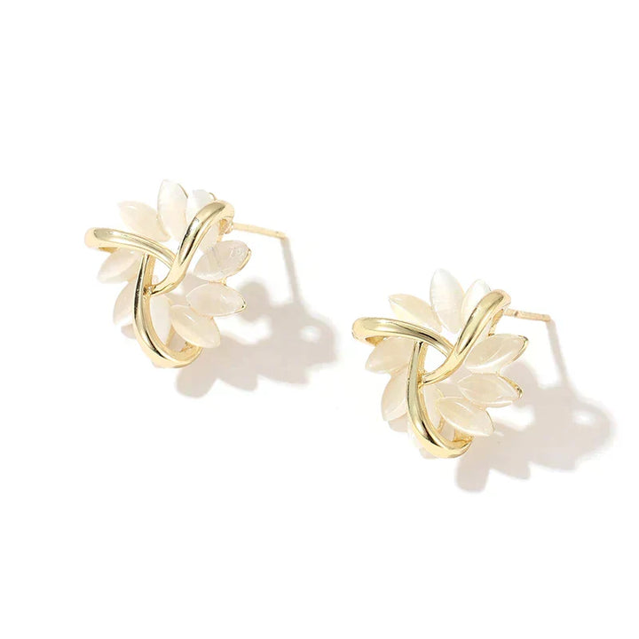 Boucles d'oreilles en cercle élégantes avec des pétales d'opale dorés