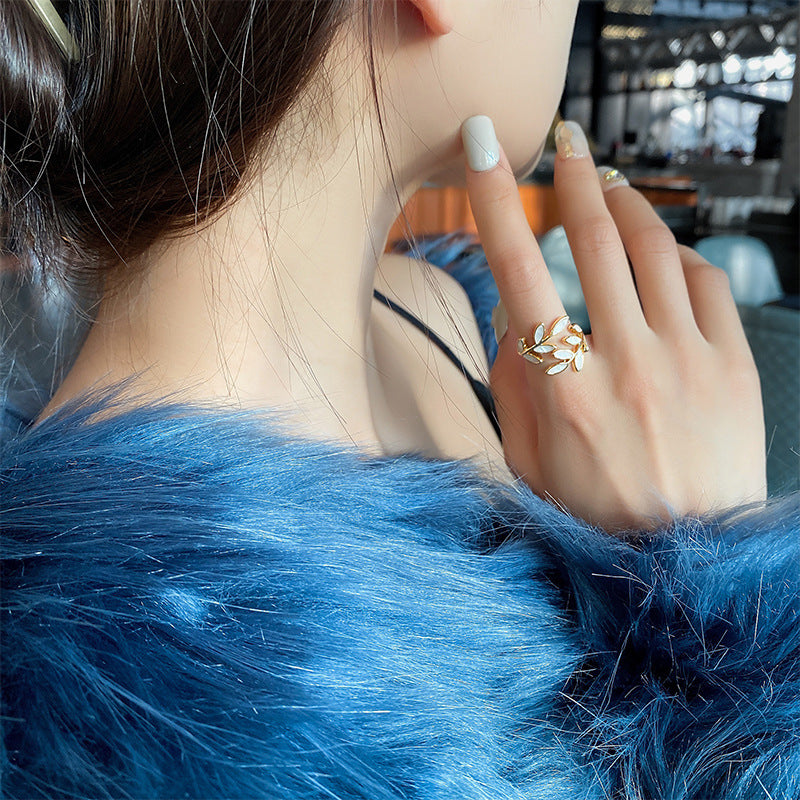 Bague Ajustable en Or avec Détails Feuille et Éclat d'Opale Blanche Élégante