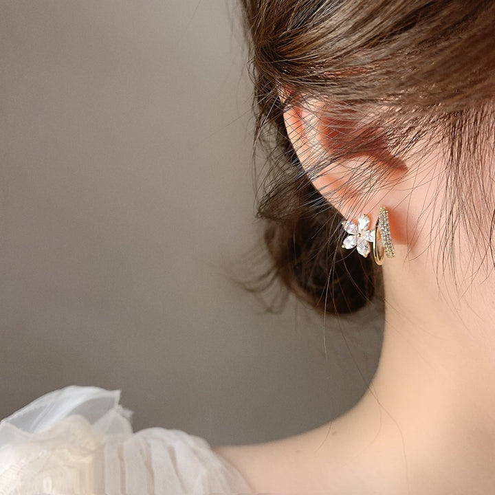 Boucles d'oreilles florales en or élégantes avec étincelle de zirconia éblouissante