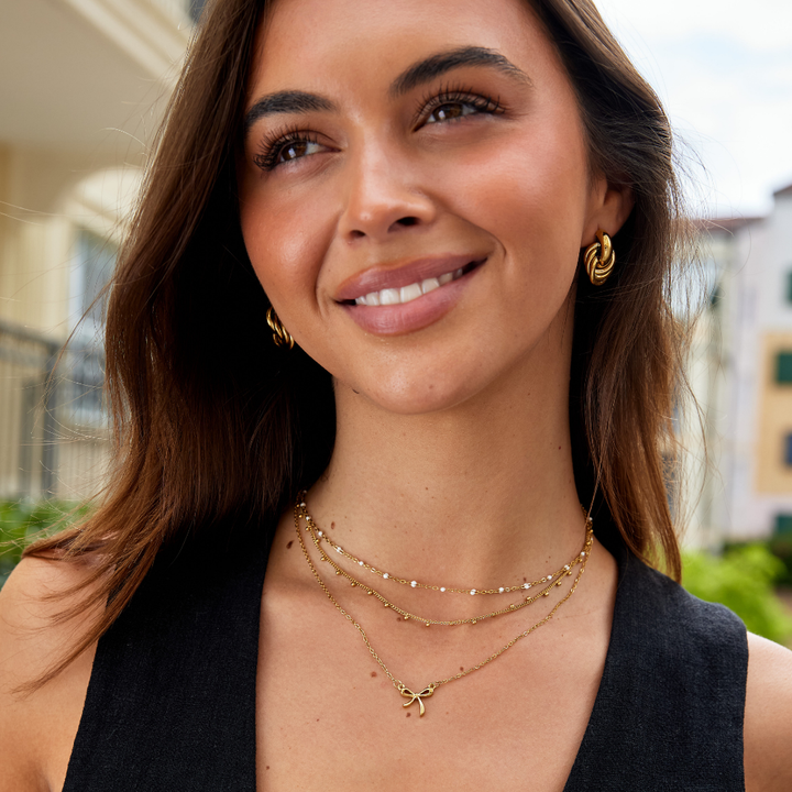 Collier de perles blanches propres