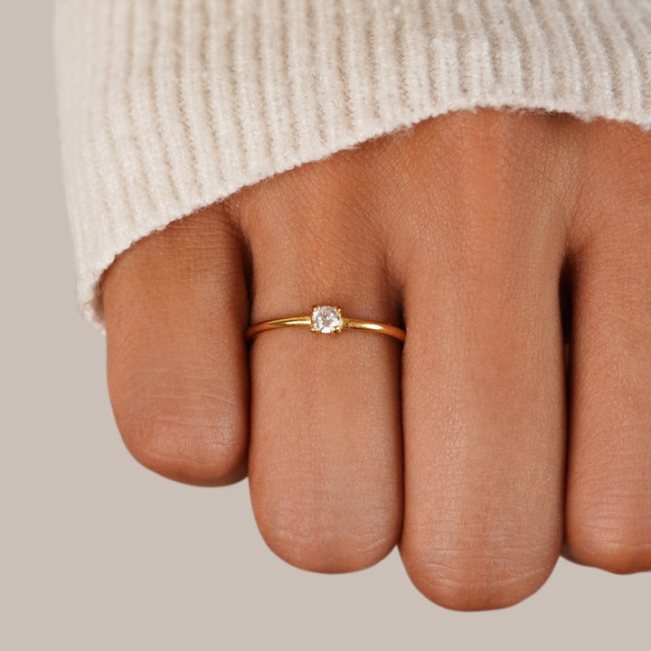Bague en or élégante avec pierre de naissance personnalisée pour une touche unique
