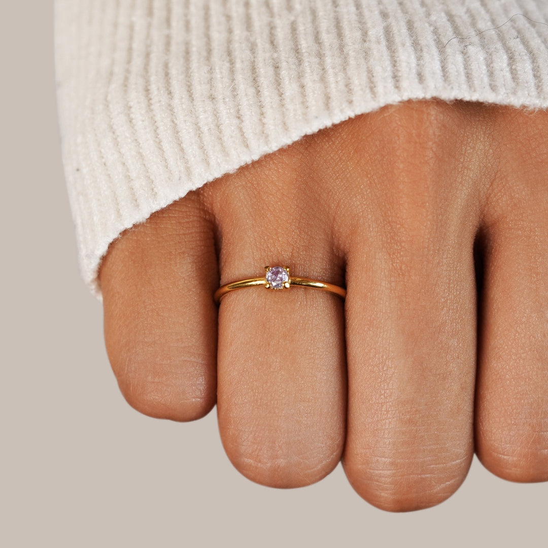 Bague en or élégante avec pierre de naissance personnalisée pour une touche unique