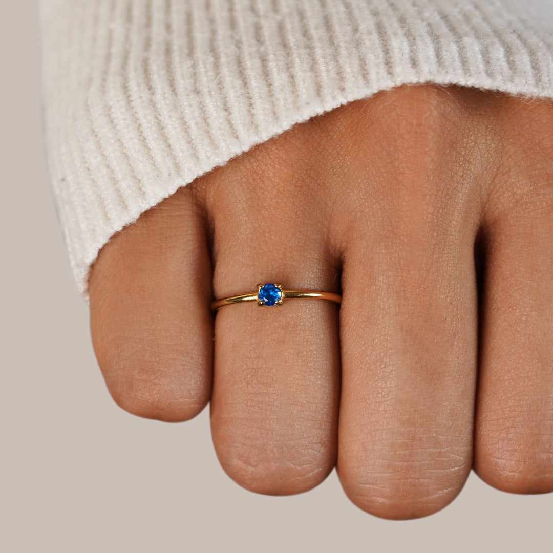 Bague en or élégante avec pierre de naissance personnalisée pour une touche unique