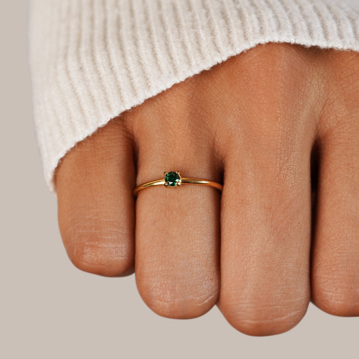 Bague en or élégante avec pierre de naissance personnalisée pour une touche unique