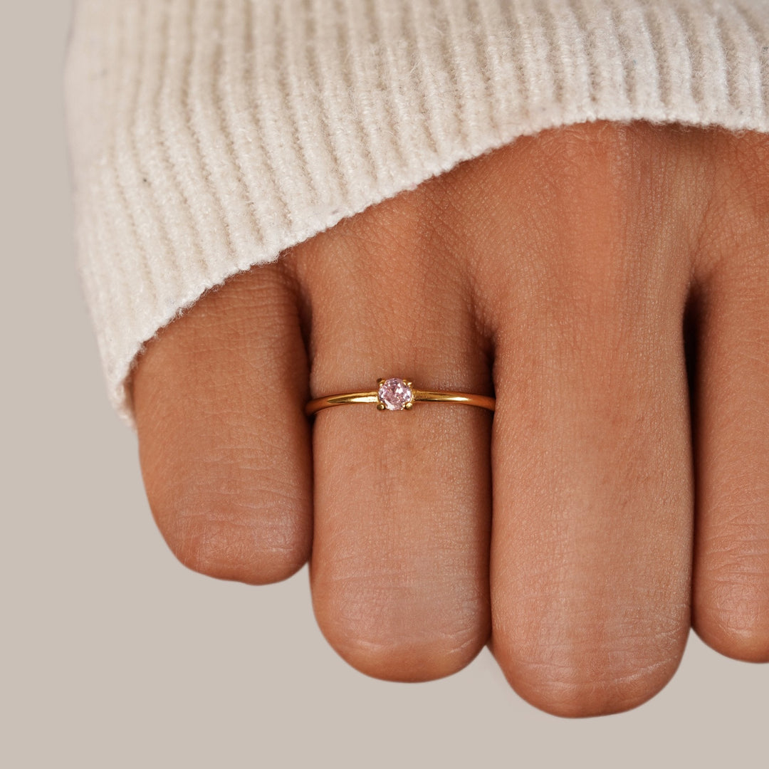 Bague en or élégante avec pierre de naissance personnalisée pour une touche unique
