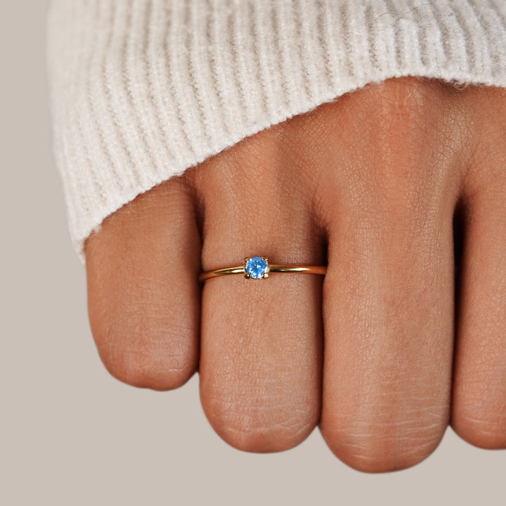 Bague en or élégante avec pierre de naissance personnalisée pour une touche unique