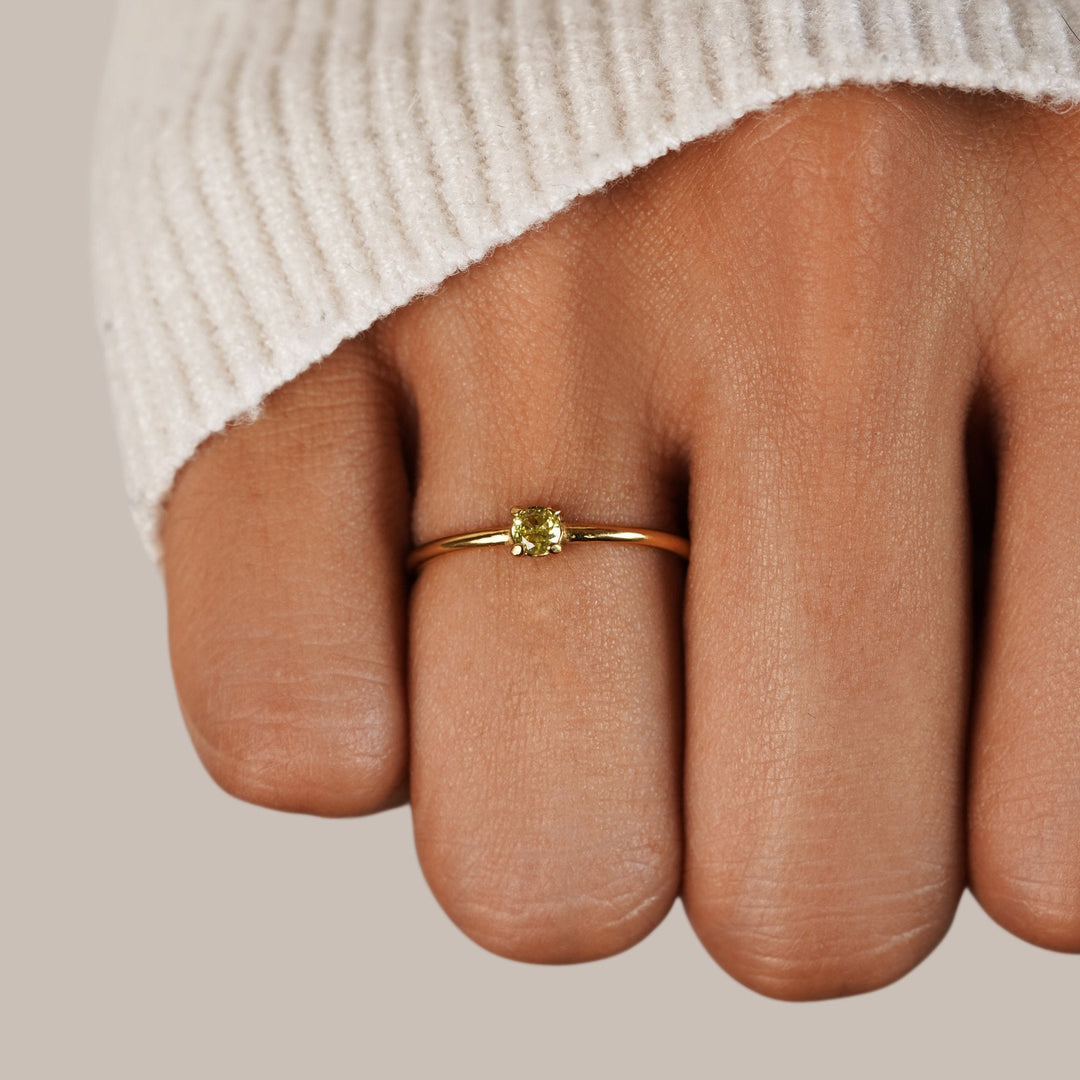 Bague en or élégante avec pierre de naissance personnalisée pour une touche unique