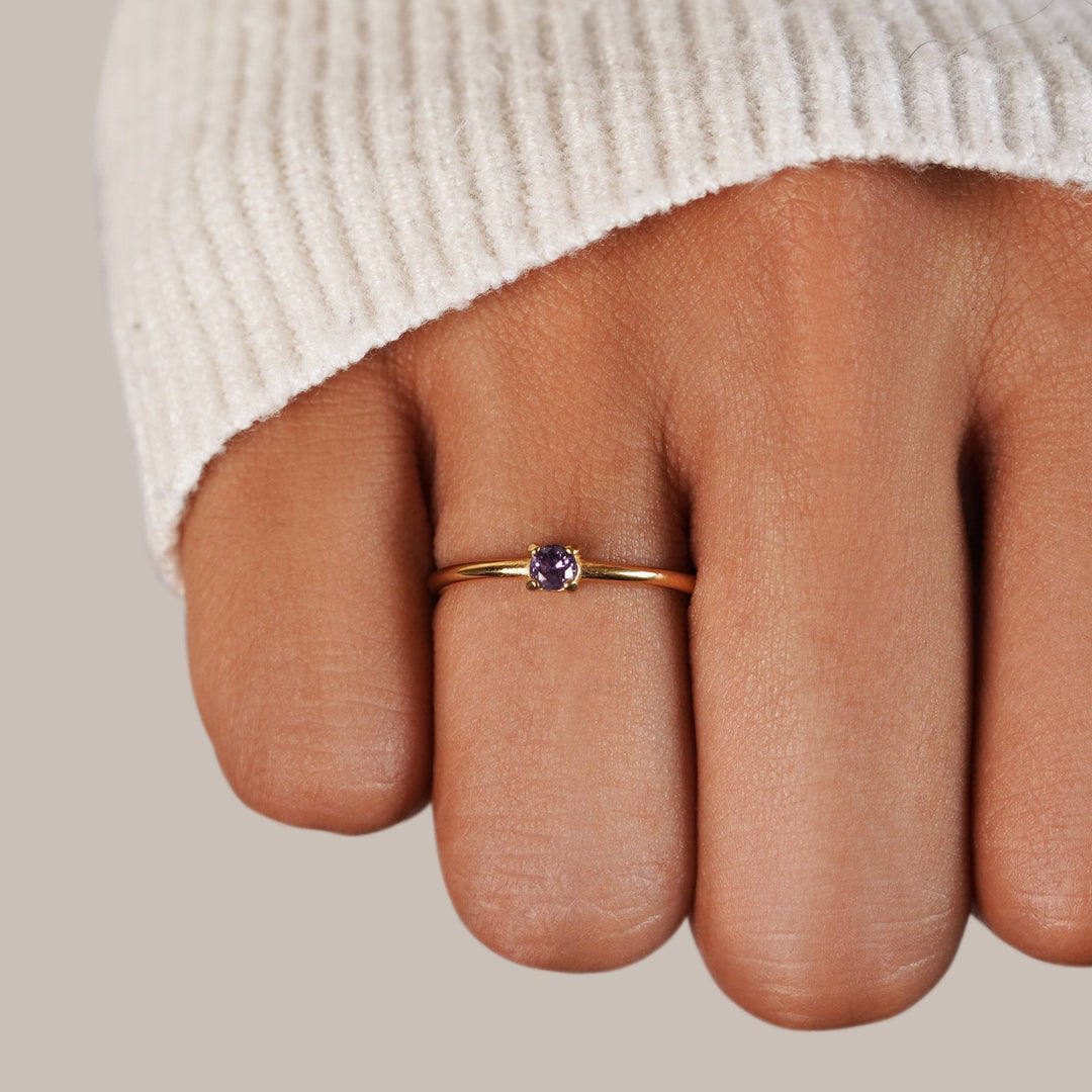 Bague en or élégante avec pierre de naissance personnalisée pour une touche unique
