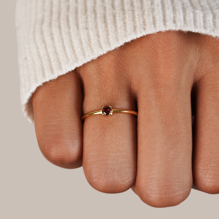 Bague en or élégante avec pierre de naissance personnalisée pour une touche unique