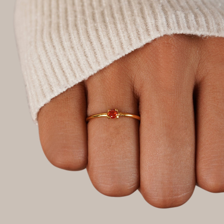 Bague en or élégante avec pierre de naissance personnalisée pour une touche unique