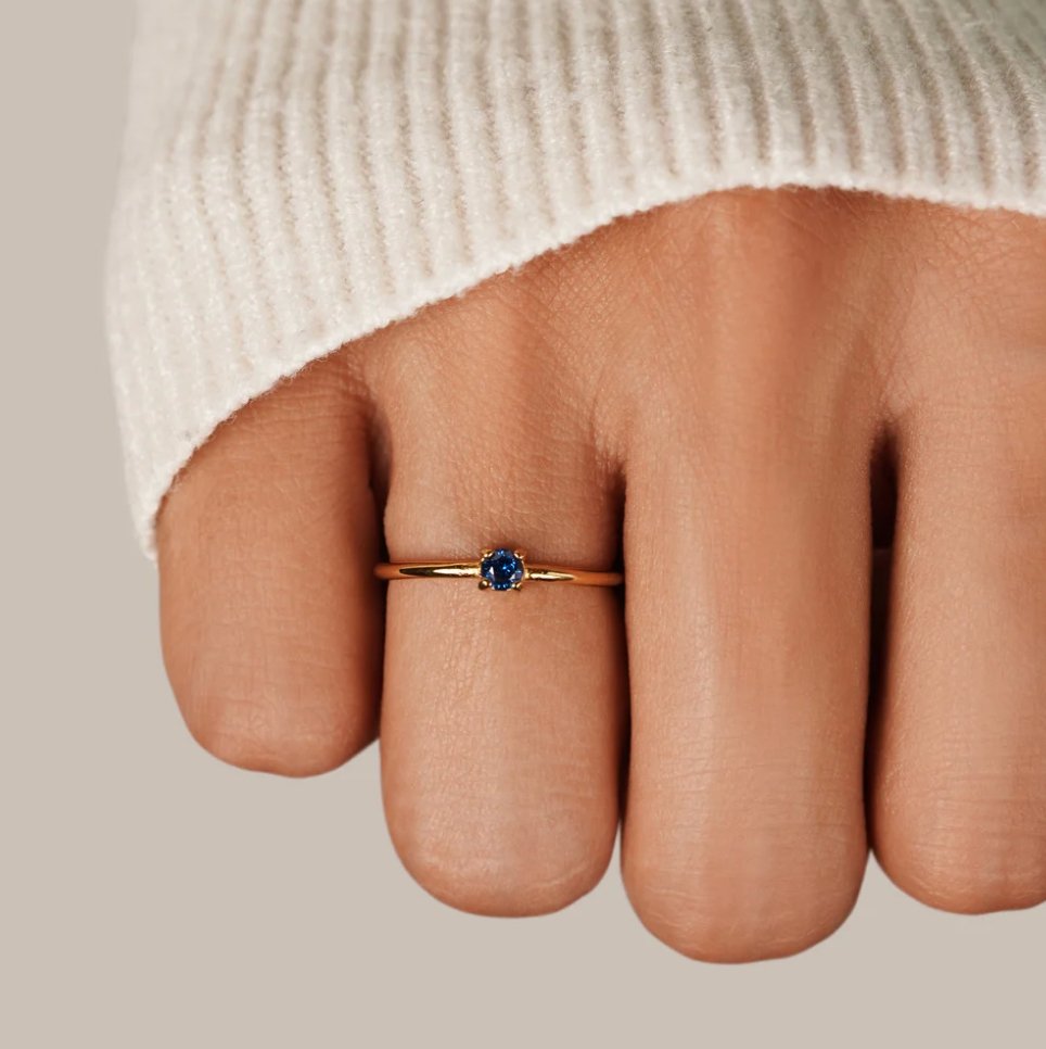 Bague en or élégante avec pierre de naissance personnalisée pour une touche unique