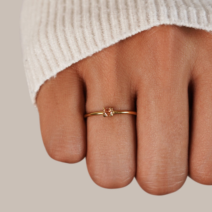 Bague en or élégante avec pierre de naissance personnalisée pour une touche unique