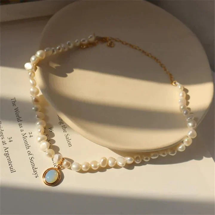 Collier élégant en perles avec pierre de lune en or pour un style sophistiqué