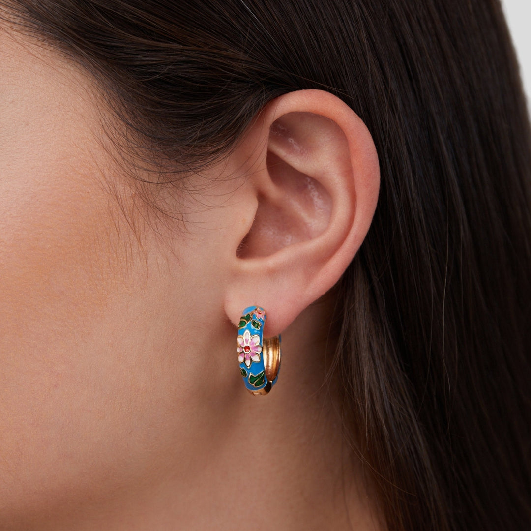 Boucles d'oreilles élégantes en forme de cercle doré avec détails floraux raffinés