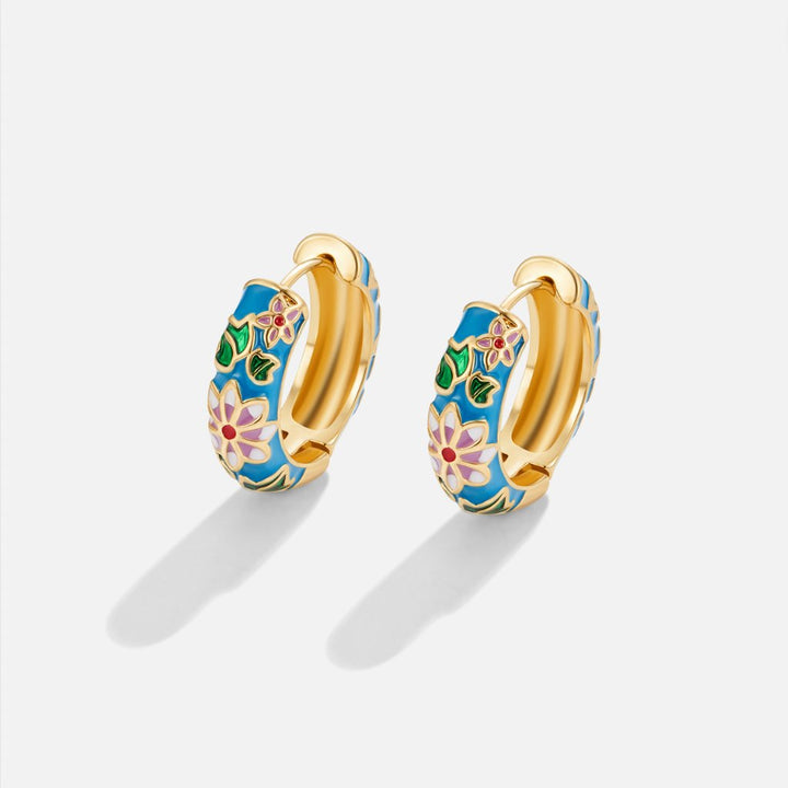 Boucles d'oreilles élégantes en forme de cercle doré avec détails floraux raffinés