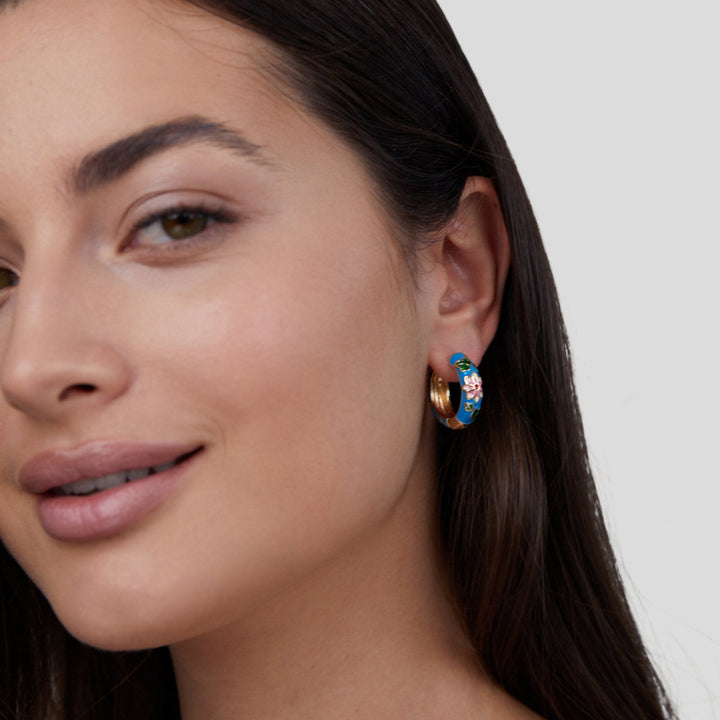 Boucles d'oreilles élégantes en forme de cercle doré avec détails floraux raffinés