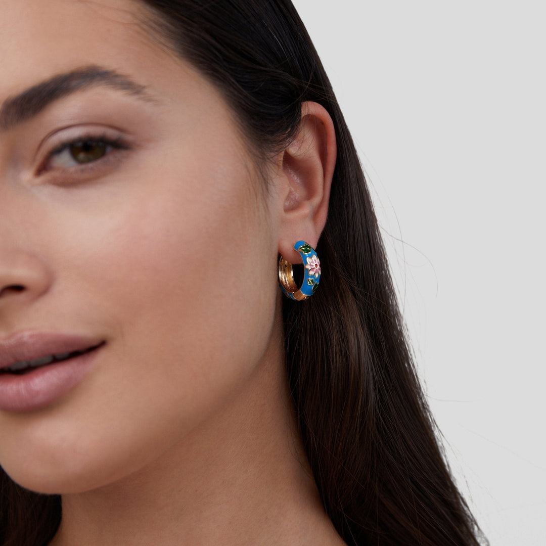 Boucles d'oreilles élégantes en forme de cercle doré avec détails floraux raffinés