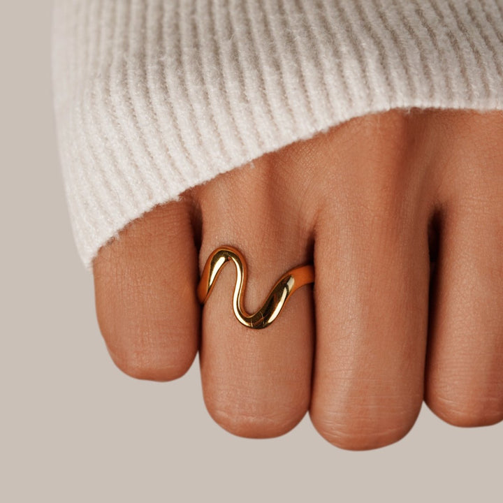Bague Onda Dorée Étincelante pour un Style Chic et Élégant