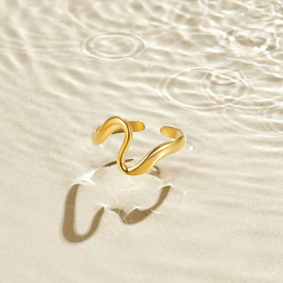 Bague Onda Dorée Étincelante pour un Style Chic et Élégant